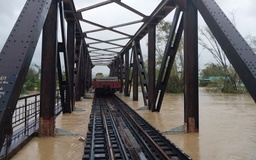 Lũ thượng nguồn Gia Lai về mạnh, đường sắt điều 2 tàu hàng giữ 2 cầu