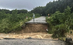 Quảng Ngãi: Lũ cuốn sập cầu Cây Sung, 250 hộ dân bị cô lập