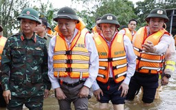 Tổng Bí thư Tô Lâm thăm, tặng quà người dân bị ảnh hưởng do mưa lũ tại Huế