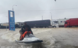 Mô tô nước từ Phan Thiết ra cứu hộ vùng ngập lụt Phú Yên cũ