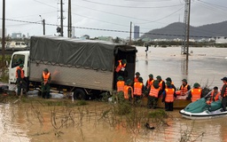 Quy Nhơn ngập lụt lịch sử: Thiếu tá biên phòng bị thương khi cứu dân