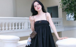 Váy babydoll phối cùng túi xách tôn lên nét đẹp dịu dàng