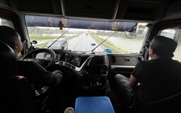 Tài xế đường dài vừa chạy vừa hồi hộp hỏi dò 'đường có ngập không?'