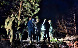 Đà Nẵng: Xuyên đêm vượt quãng đường sạt lở đưa sản phụ đi sinh