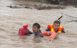 'Nước ngập tới nóc, ba mẹ đang nơi đâu': Từ TP.HCM xem livestream ngóng tin lũ quê nhà