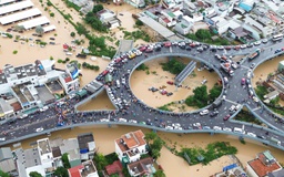 Biển nước ngập lụt Tây Nha Trang, vòng xoay Ngọc Hội thành nơi 'cứu' ô tô