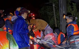 Xuyên đêm giải cứu hàng trăm người giữa lũ: Ghi nhận của PV Thanh Niên ở Đắk Lắk