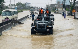 Bộ Quốc phòng điều xe thiết giáp tiếp tế dân vùng ngập lụt Đắk Lắk