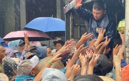 Những cánh tay trong mưa lạnh ngập lụt Phú Yên cũ, quá đỗi xót xa