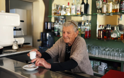 Bí quyết sống thọ của cụ bà 101 tuổi vẫn miệt mài làm nghề pha chế 