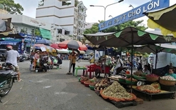 TP.HCM: Lấn chiếm lòng đường, người bán 'chạy vòng’ 2 phường né lực lượng kiểm tra