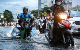 Triều cường 'nhấn chìm' nhiều tuyến đường ở TP.HCM: Người dân vật vã lội nước về nhà