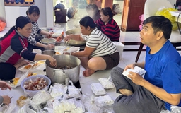 Thầy cô vùng ngập lụt Phú Yên: Ngày 20.11 không hoa, chỉ những nồi cơm nghĩa tình