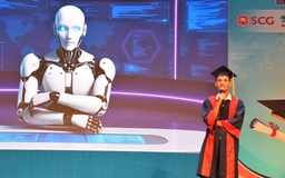 Ấn tượng với thủ khoa đưa sản phẩm AI lên sân khấu làm MC