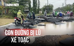 Con đường bị lũ 'băm nát', người dân liều mình bắc cổng sắt làm cầu tạm