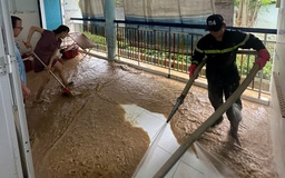 Công an Khánh Hòa về vùng lũ dọn vệ sinh sau ngập lụt lịch sử