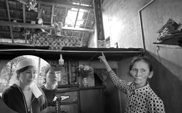 Những bàn thờ mới lập ở rốn lũ Hòa Thịnh: Nước mắt lăn dài giữa nỗi đau khôn nguôi