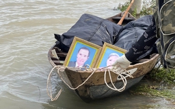 Thắt lòng chứng kiến thi thể ông bà cụ ở Hòa Xuân trong trận lũ lịch sử