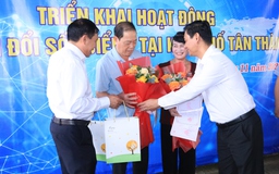 Ông bà U.80 hào hứng đến nhà văn hóa nhận giấy chứng nhận đăng ký kết hôn