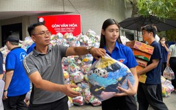 Con gái kêu cứu trợ lũ, mẹ tất tả gõ cửa cả xóm xin quần áo cũ