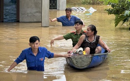 Thanh niên hỗ trợ người dân sau lũ lịch sử