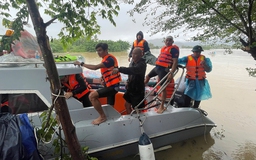 Đội bơi ở Khánh Hòa 5 ngày đêm giúp dân vượt lũ