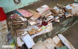 Rốn lũ Hòa Thịnh: Lớp học ngập bùn, bộ đội nạy từng mảng để học sinh trở lại trường