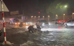 Mưa lớn trong đêm ở Đồng Nai: Nước chảy xiết cuốn trôi cả xe máy