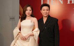 Em gái mặc gợi cảm cùng Trấn Thành đổ bộ thảm đỏ Liên hoan phim Việt Nam