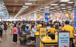 Siêu thị 'cháy hàng' vì người dân TP.HCM đổ xô mua gửi cứu trợ đồng bào miền Trung