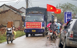 Xe cứu trợ chật kín đường làng, len lỏi tận xóm xa: Khung cảnh đặc biệt ở vùng lũ Đắk Lắk
