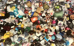 Cận cảnh núi  áo quần cứu trợ khổng lồ từ TP.HCM chuẩn bị gửi cho Khánh Hòa