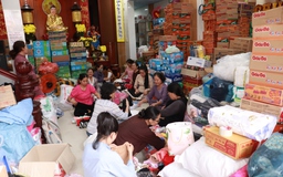 Trắng đêm ở chùa, 3 giờ sáng xe cứu trợ nối đuôi rời bến hướng về miền Trung