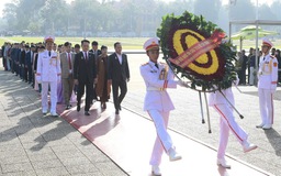 Đại biểu Đại hội Hội Doanh nhân trẻ Việt Nam báo công dâng Bác