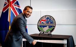 New Zealand tiêu hủy quà tặng của Giám đốc FBI