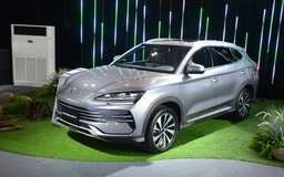 Lần đầu tiên ô tô hybrid cắm sạc bán chạy hơn xe máy dầu