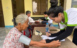 Y, bác sĩ về vùng lũ khám bệnh, phát thuốc