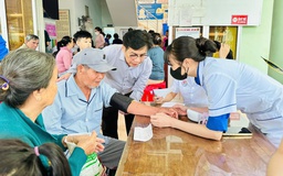 Bệnh viện đa khoa Khánh Hòa khám bệnh, cấp thuốc miễn phí cho người dân vùng lũ