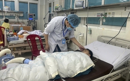 Quảng Ngãi: Người đàn ông ôm hai cháu bé nhảy cầu Trường Xuân, một bé tử vong