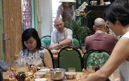Khách Tây nườm nượp tới TP.HCM học pha cà phê trứng