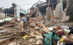 'Nước lũ mà có sóng': Xóm Bầu ở Đắk Lắk tan hoang, 8 căn nhà bị cuốn sập