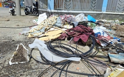 Rác tràn lan gần trường học