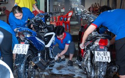 Áo xanh tình nguyện rửa xe gây quỹ giúp học sinh nghèo