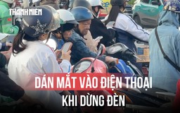 Dừng xe không dừng mắt: Lệ thuộc điện thoại và nguy cơ tai nạn giao thông