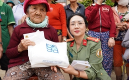 Công an cửa khẩu Tân Sơn Nhất hỗ trợ khắc phục hậu quả sau bão lũ