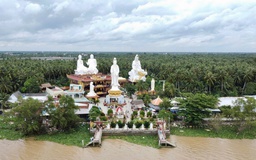 Chùa Mẹ Nam Hải nằm ngay ngã ba sông, được bao bọc bởi cây trái miệt vườn