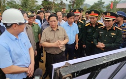 Thủ tướng Phạm Minh Chính: Cấp bách xây dựng nhà tránh lũ