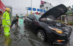 'Nước lên rồi' - người Đà Nẵng gọi nhau cứu ô tô khi mưa xối xả rạng sáng