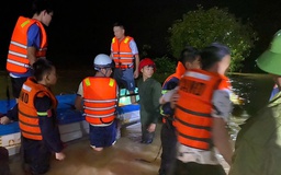 Quảng Trị: 4 người bị nước lũ cô lập khi đi bắt dế ở bờ sông