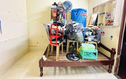 Bất ngờ nước dâng trở lại, sinh viên Huế lại trắng đêm kê dọn, tránh đợt lụt mới